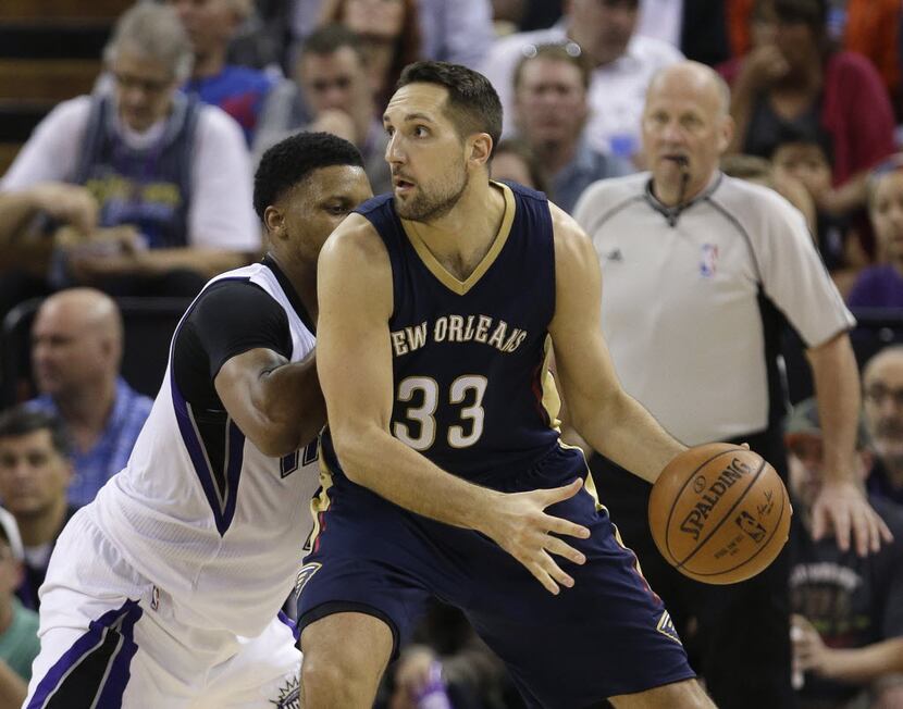 Sacramento Kings forward Rudy Gay, left, tries to stop New Orleans Pelicans forward Ryan...