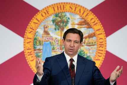 El gobernador de Florida, Ron DeSantis, durante una conferencia de prensa para firmar varias...