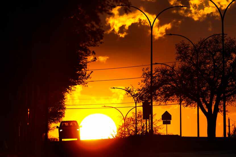 El sol  en el poniente la tarde del domingo, luego de una tormenta. TOM FOX/DMN
