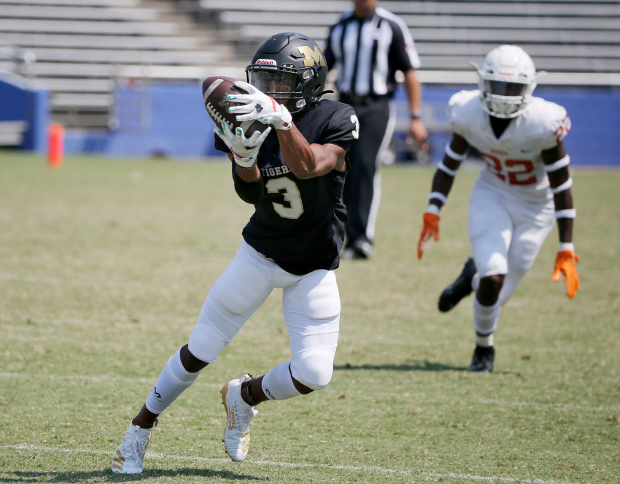 Mansfield receiver Dameon 
Gomes catches a pass in front of Arlington Bowie defender Tre...