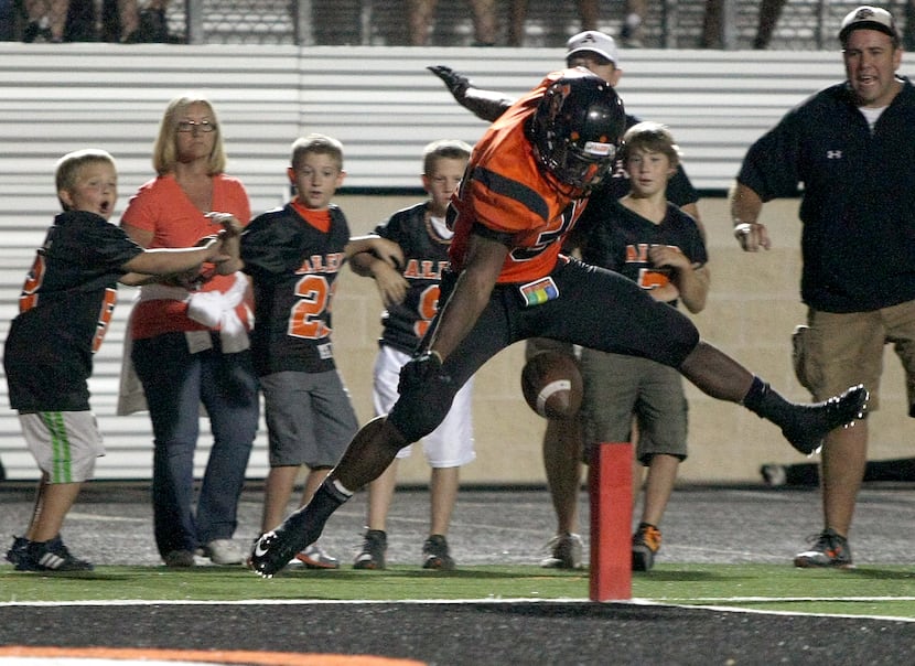 Aledo running back Johnathan Gray (32) reaches for the end zone but is unsuccessful against...