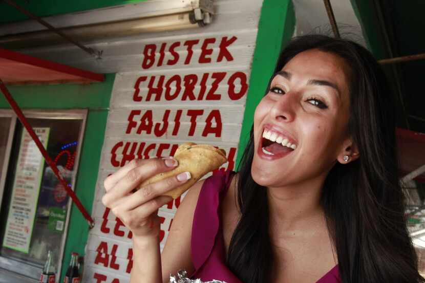 Jessica Castillo eats a lunch taco at Taqueria El Si Hay. Readers say the Dallas restaurant...