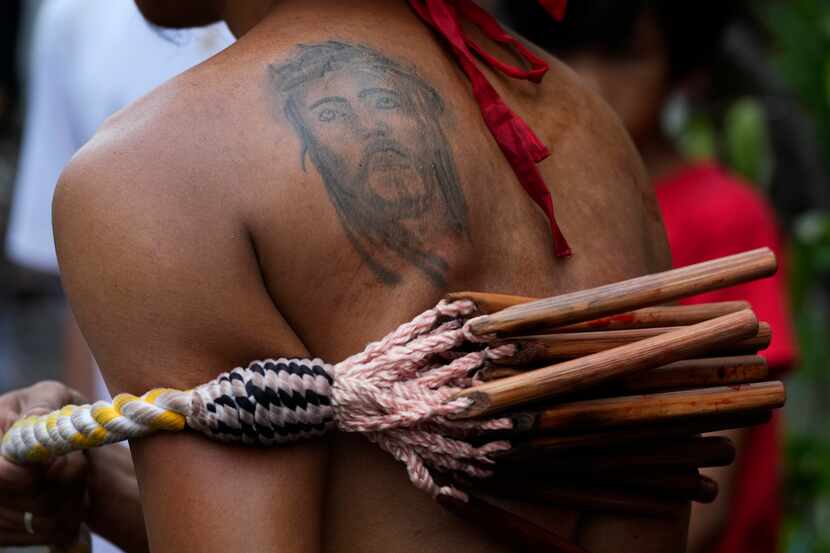 Un penitente en Filipinas con el tatuaje del rostro de Cristo en el homóplato durante...
