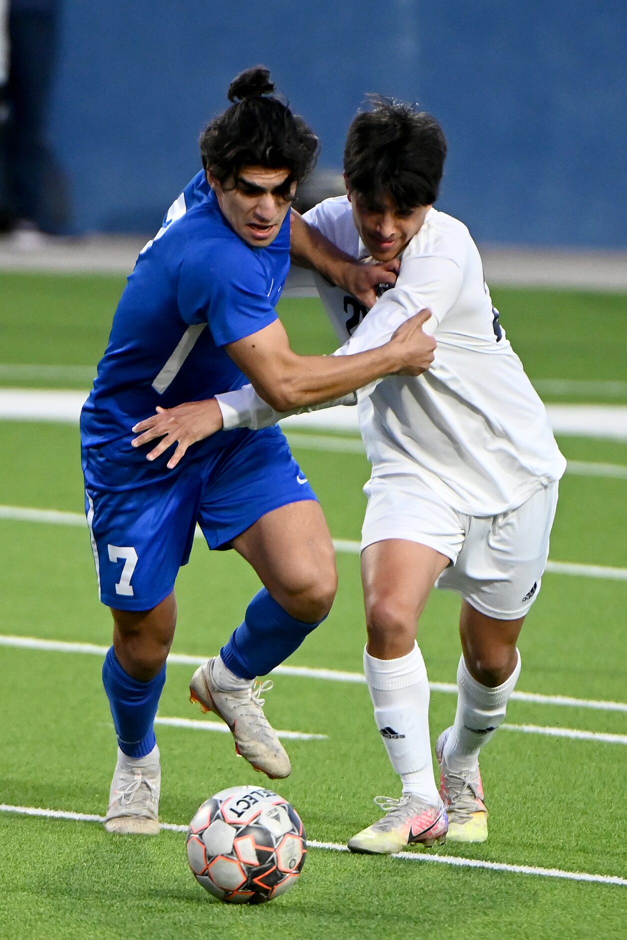 Allen’s Emon Ghiasi (7) and Flower Mound’s Jordan Garza go after a ball in the second half...