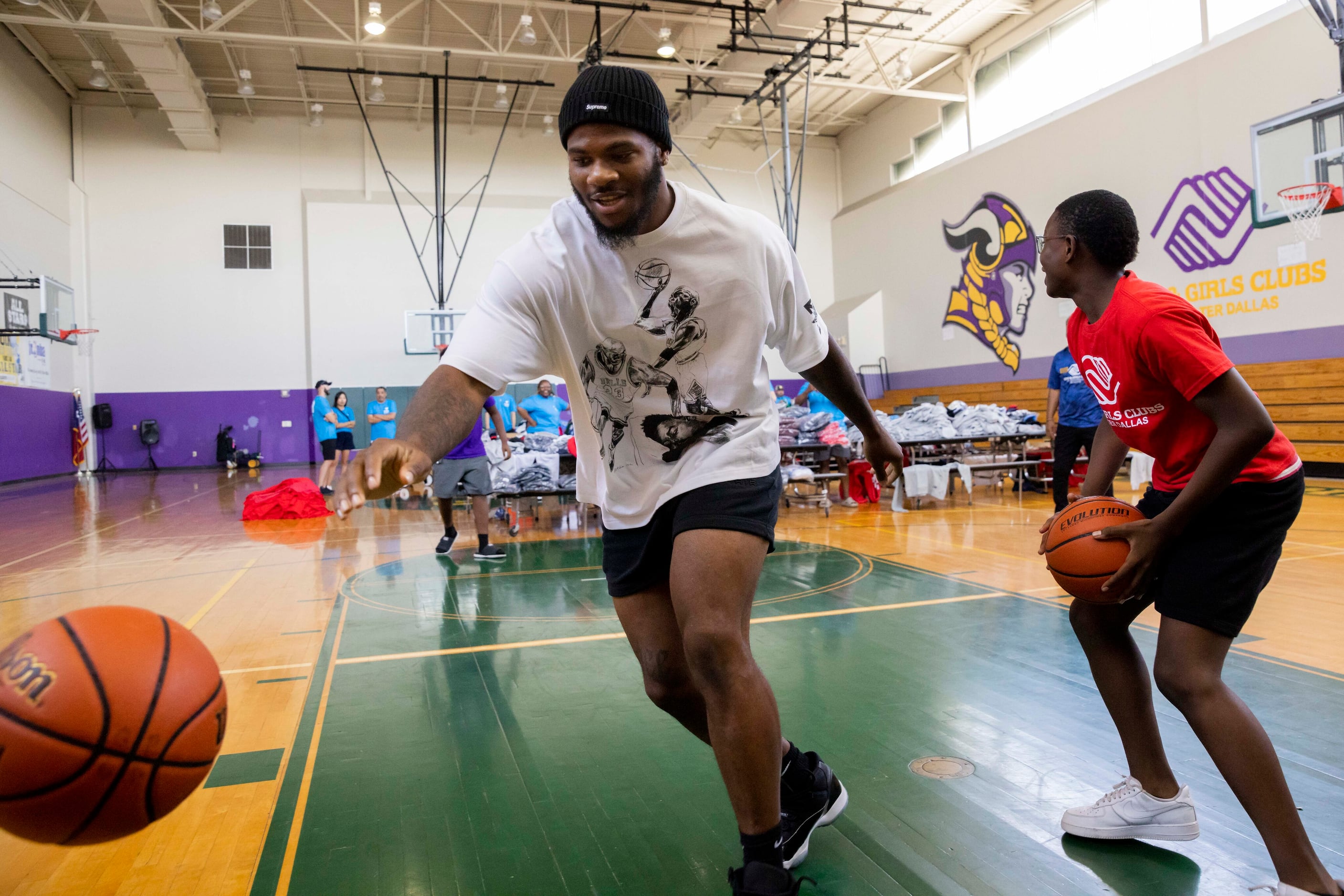 Giving back: See photos of Cowboys' Micah Parsons playing basketball,  giving away gear to fans at the Grand Prairie Boys & Girls Club