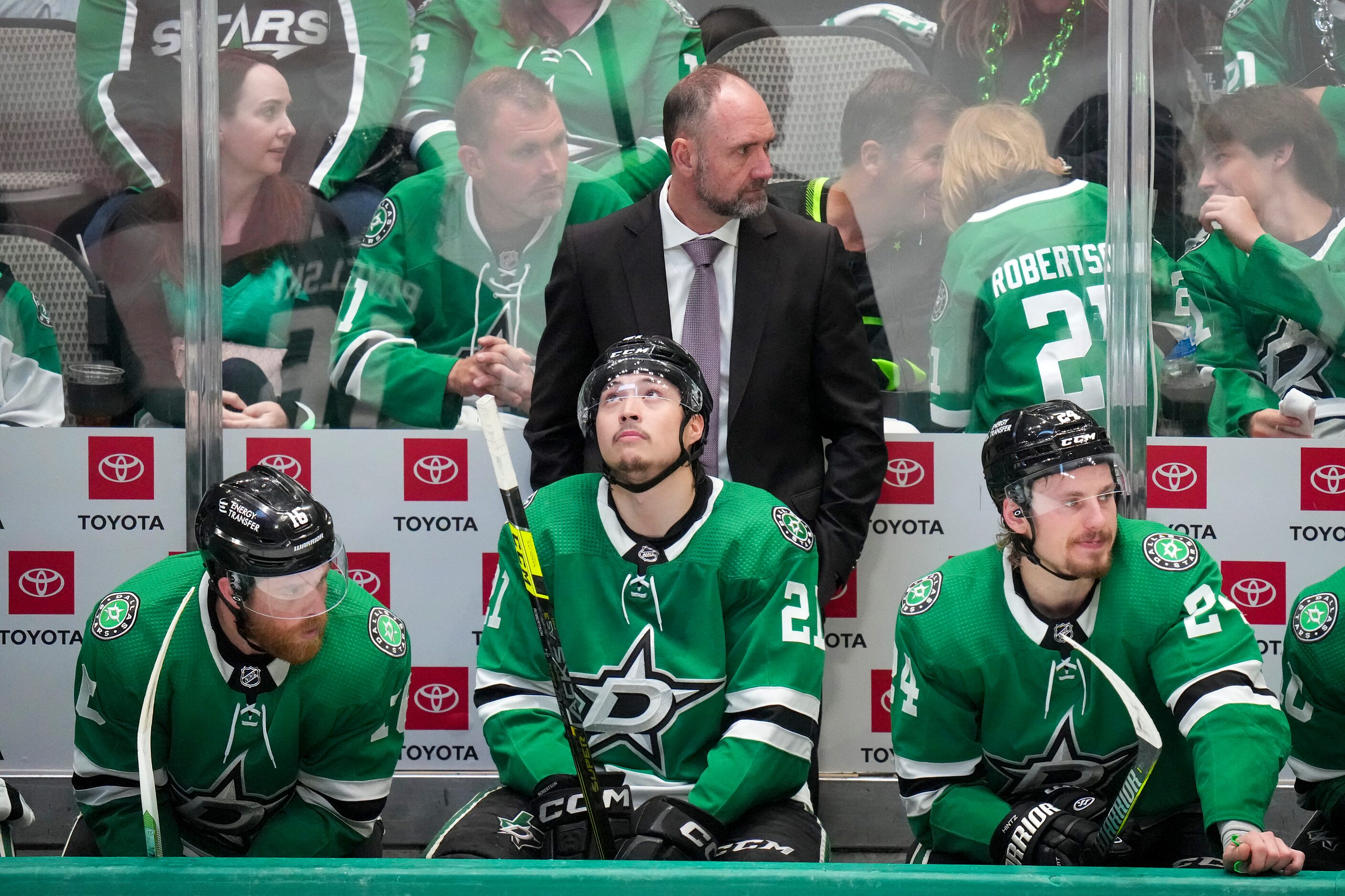 Dallas Stars left wing Jason Robertson (21) looks up at the scoreboard with center Joe...