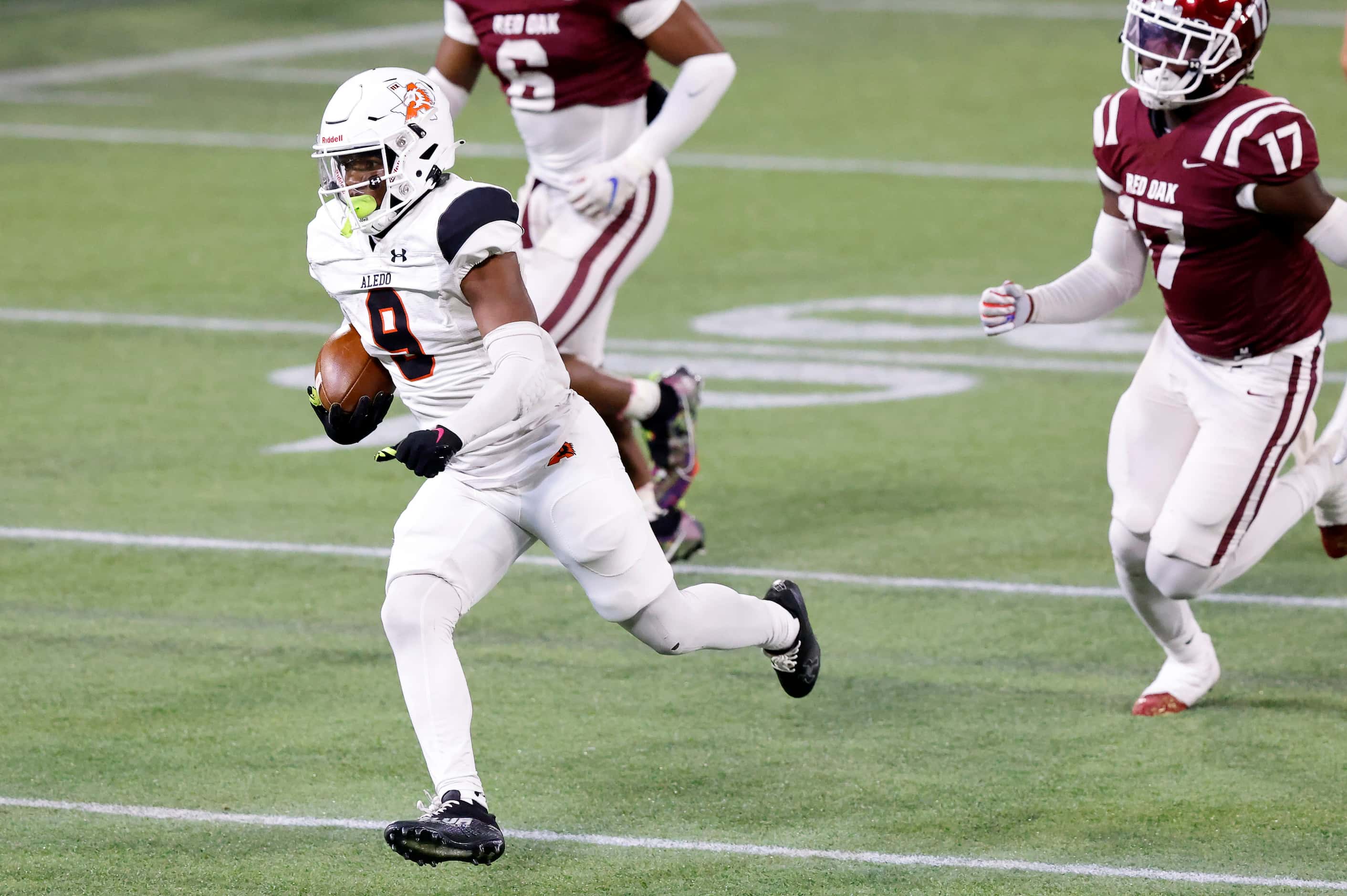 Aledo running back Raycine Guillory (9) races for a first quarter touchdown against Red Oak...
