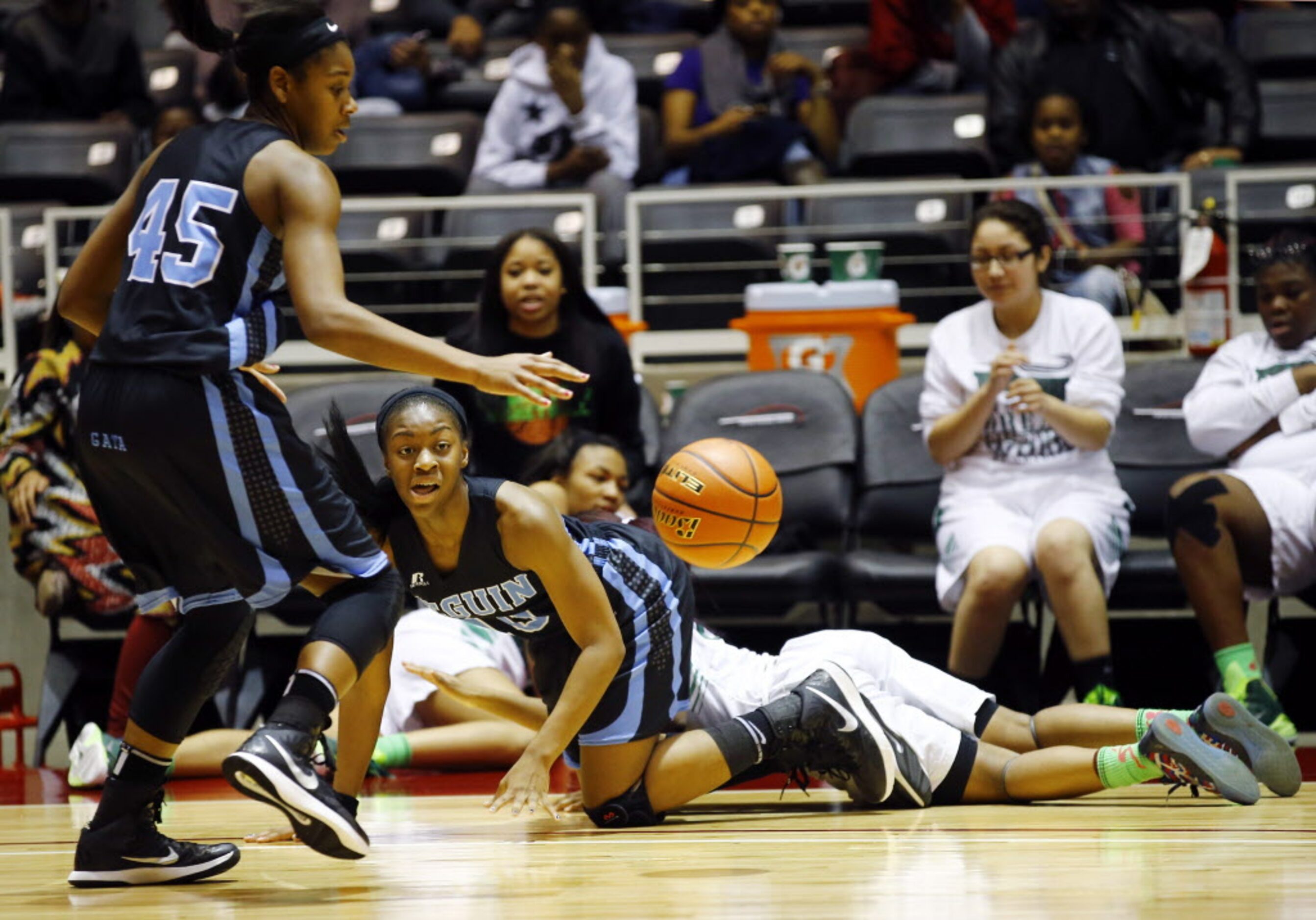 Arlington Seguin's Khilyn Cooper (10) tips the loose ball to Alarie Mayze (45) during the...