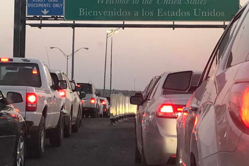 Una fila de autos espera en el Puente Internacional Las Américas que conecta a El Paso,...