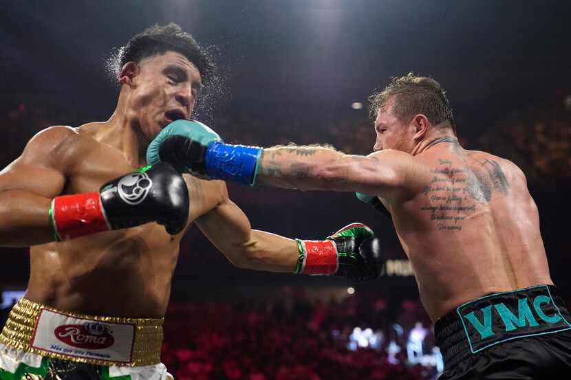 Saúl "Canelo" Álvarez (derecha) y Jaime Munguía dieron una buena pelea en la T-Mobil Arena...