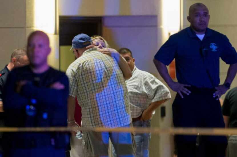 Familiares y amigos de las víctimas arriban al hospital Baylor de Dallas la noche del...