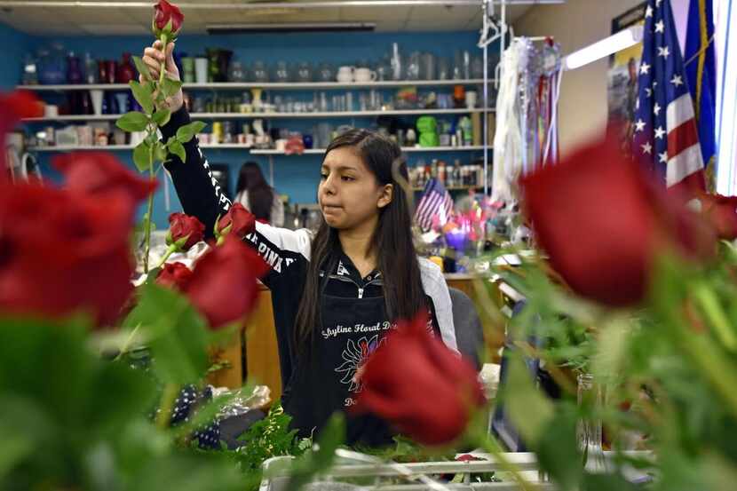 Gladys Lozano prepara un arreglo de rosas para San Valentín en una clase de floristería en...