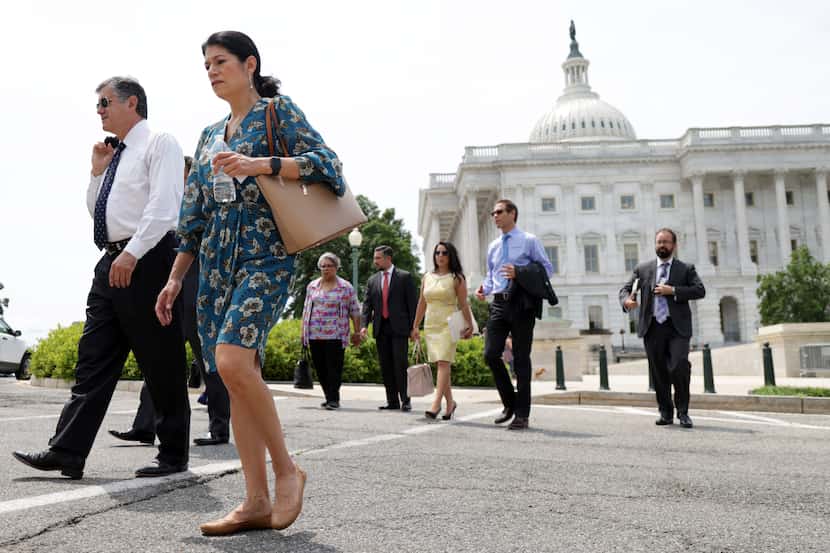 Legisladores demócratas de Texas salen del edificio del capitolio luego de una reunión el 15...