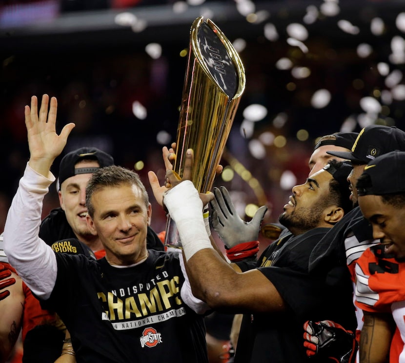 Foto de enero de 2015, Ezekiel Elliott levanta el trofeo de campeón nacional con Ohio State....