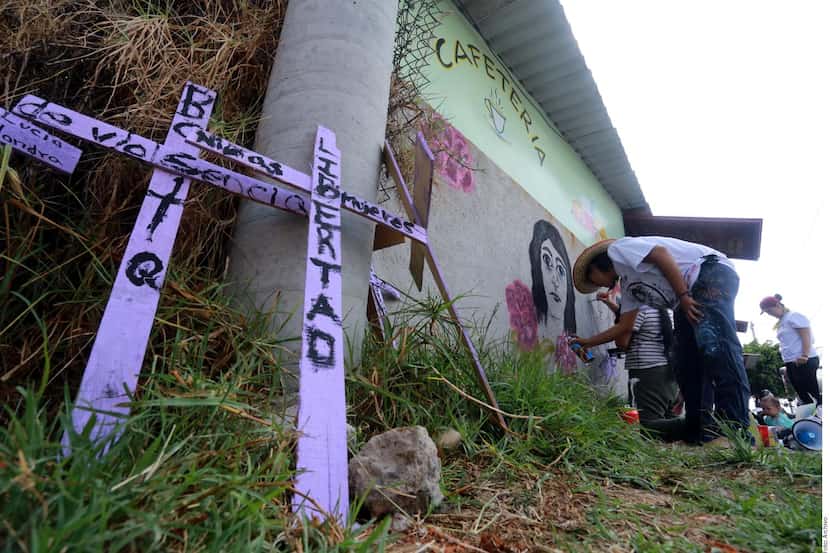 Cruces marcan el lugar donde fueron asesinadas dos mujeres en México.(AGENCIA REFORMA)
