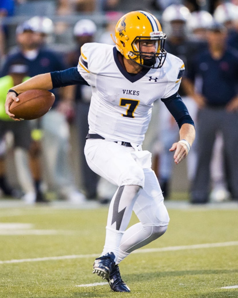 Arlington Lamar High School quarterback Shane Buechele (7) runs on a quarterback keeper...