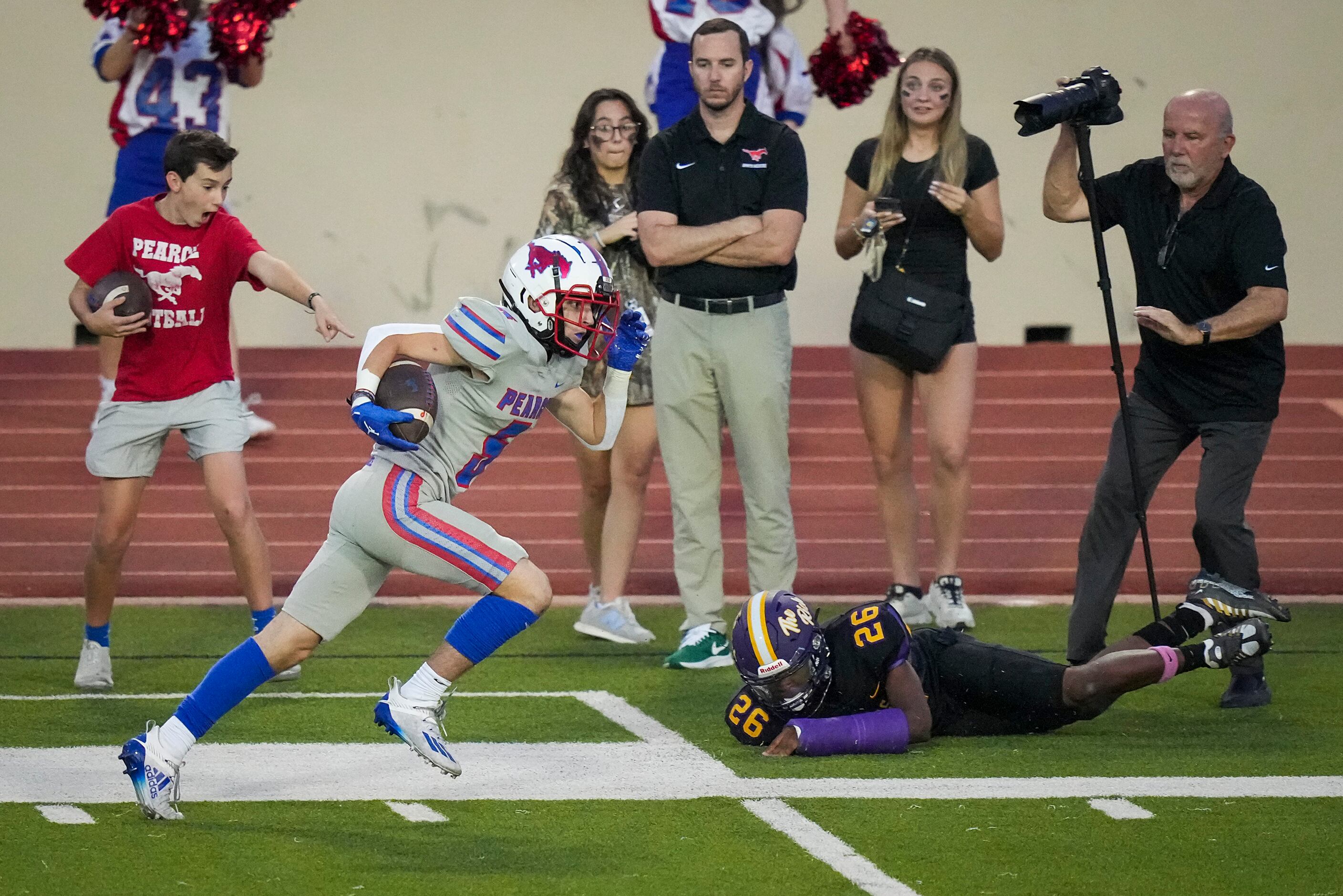 Richardson wide receiver Pearce Jack McGarry (5) gets past Richardson’s Leon Kroener (26)...