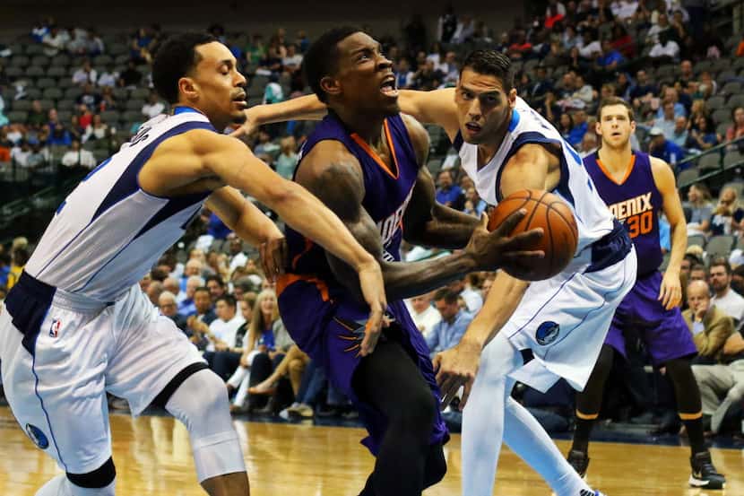 Oct 21, 2015; Dallas, TX, USA; Phoenix Suns guard Eric Bledsoe (2) splits defenders Dallas...