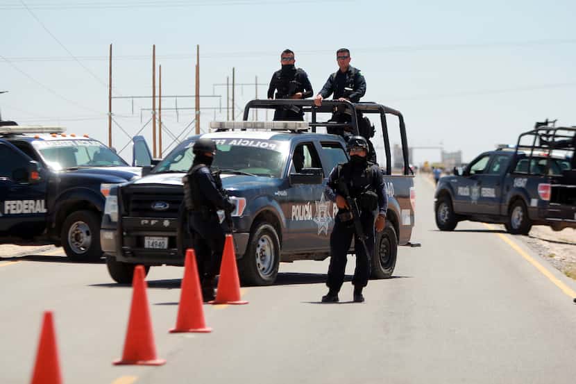 Policías federales mexicanos vigilan una carretera que conduce a la cárcel Cefereso No. 9 en...