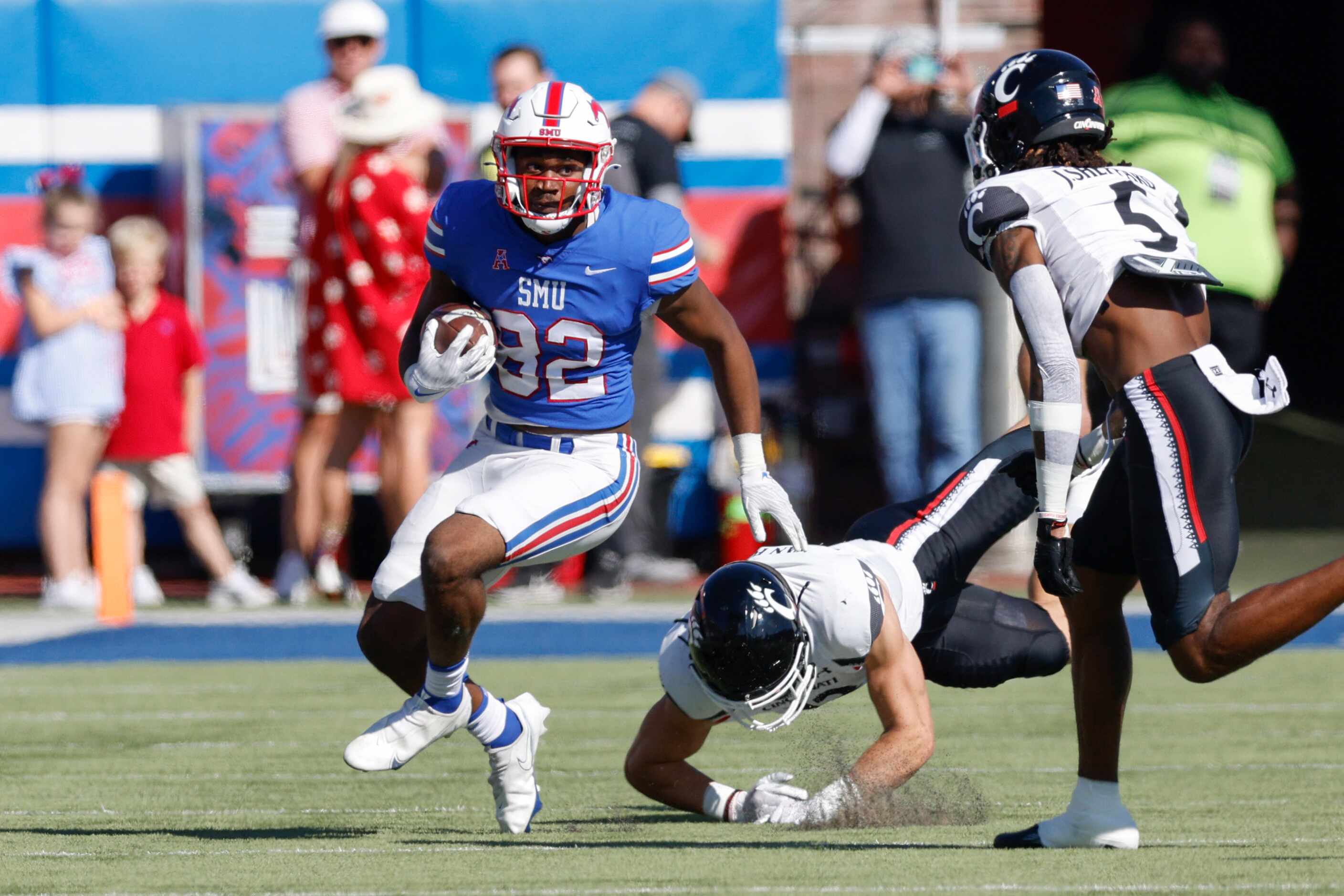 SMU tight end RJ Maryland (82) slips a tackle from Cincinnati linebacker Ty Van Fossen (13)...