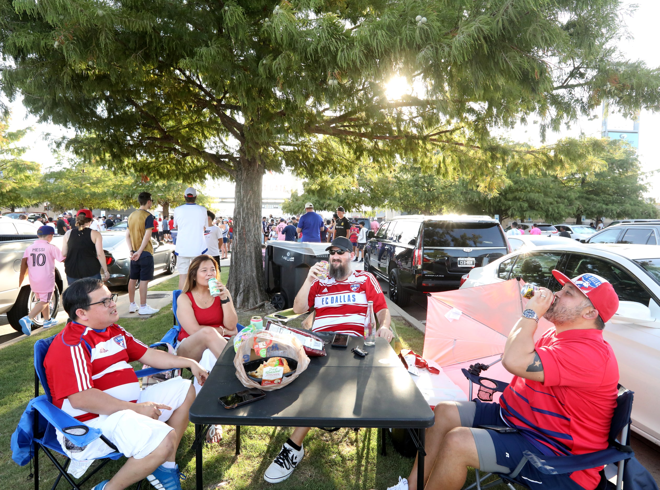 Gabriel Cruz, left, johanne Jackson, Jeff Jackson, and Kris Melo enjoy some drinks as they...