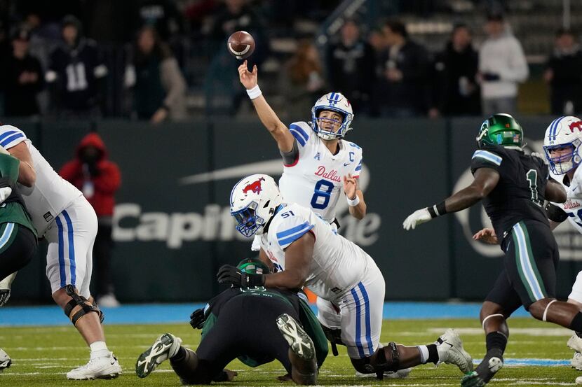 Southern Methodist quarterback Tanner Mordecai (8) passes during the first half of an NCAA...