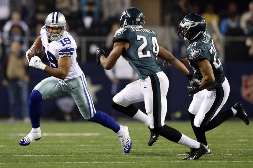 Dallas Cowboys wide receiver Miles Austin (19) attempts to shake Philadelphia Eagles...