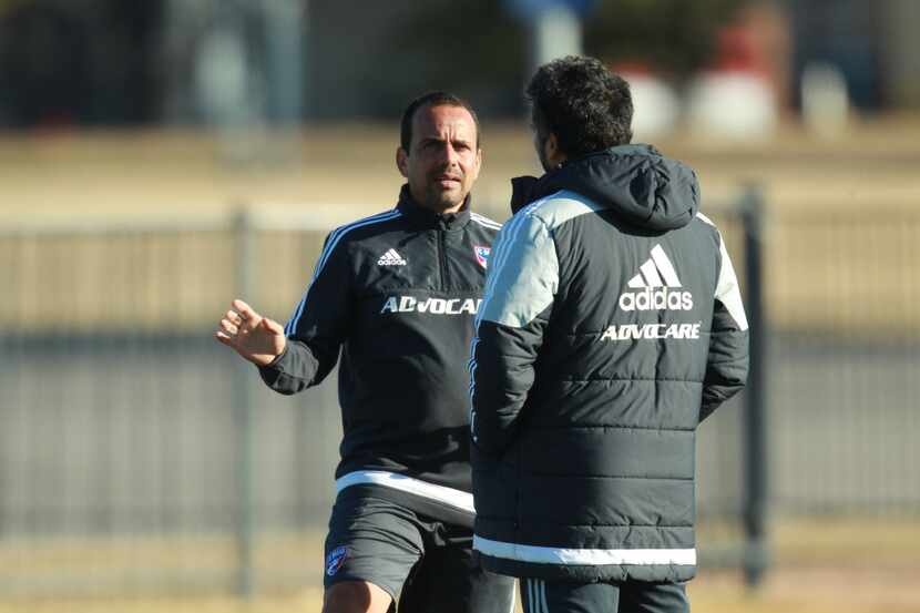 Oscar Pareja chats with Marco Ferruzi at FC Dallas training.