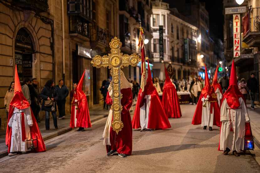 España: Miembros de la "Muy Antigua Hermandad del Señor de la Humildad y María Santísima de...