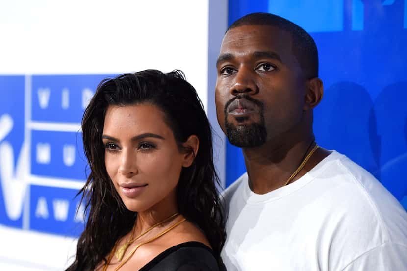 Kim Kardashian West junto a su esposo Kanye West en su llegada a los premios MTV Video Music...