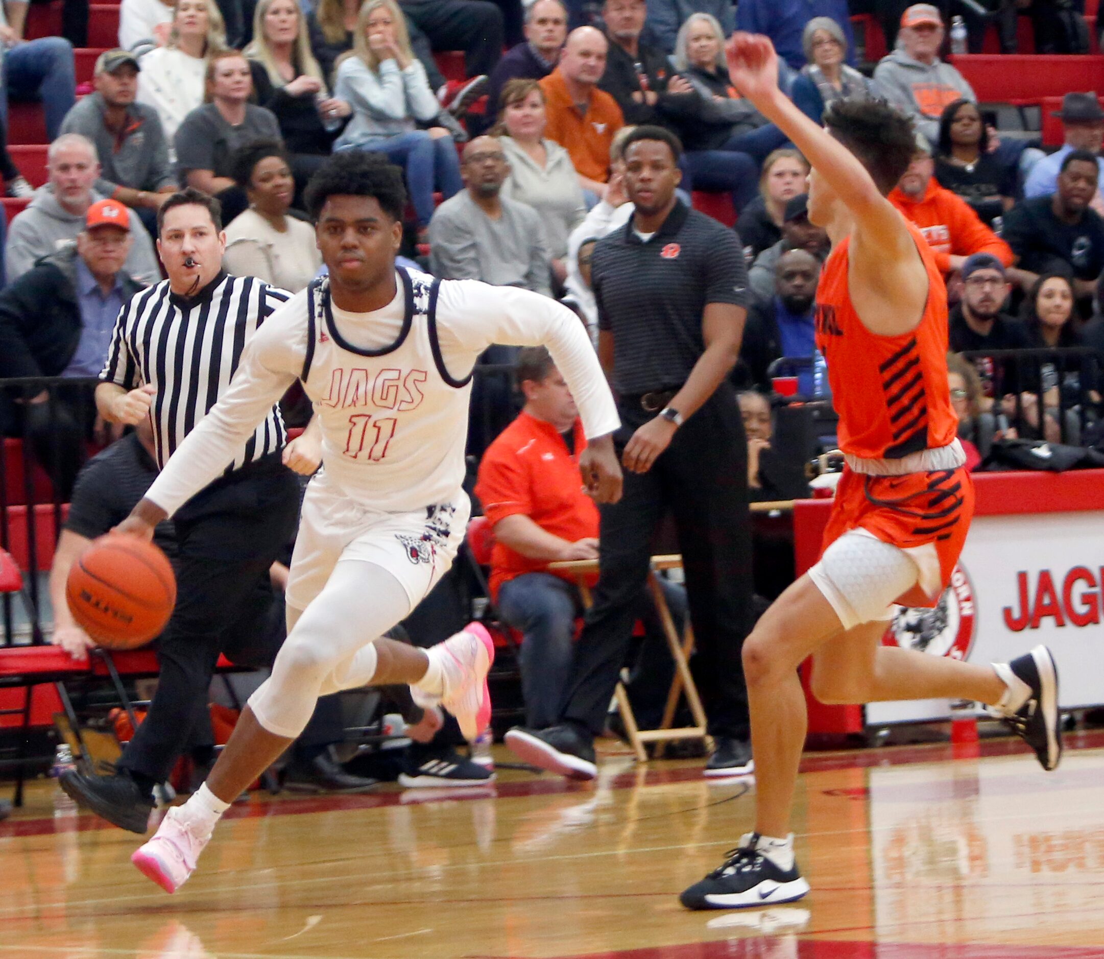 Mesquite Horn's Zaakir Saywer (11) drives to the basket as Rockwall's Logan Hutton (1)...