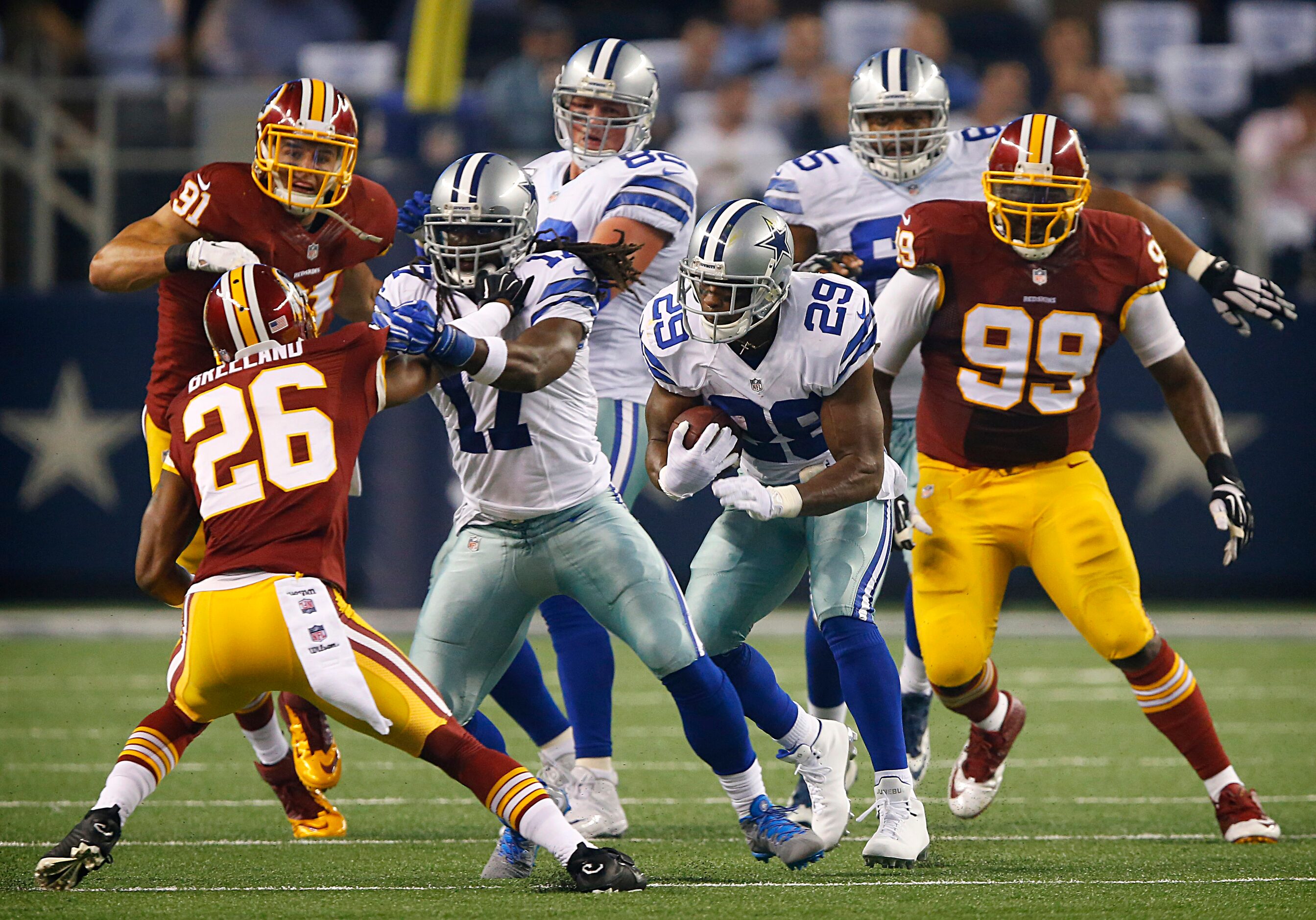 Dallas Cowboys running back DeMarco Murray (29) finds room to run against the Washington...