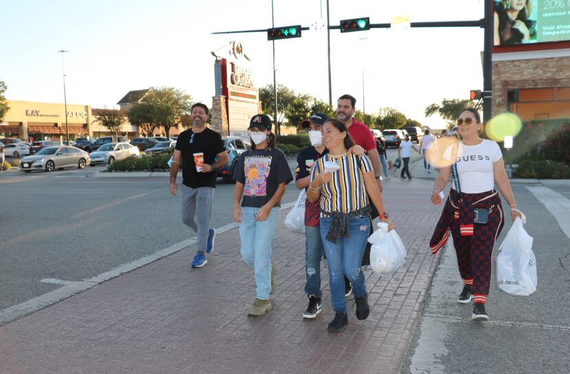 Ivette de la Fuente (der.) y Sergio Montañez (izq.) viajaron por seis horas desde Monterrey...