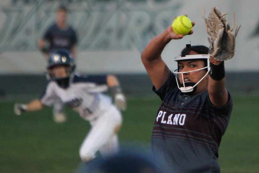 Plano pitcher Jayden Bluitt delivers a pitch to a Flower Mound batter during the bottom of...