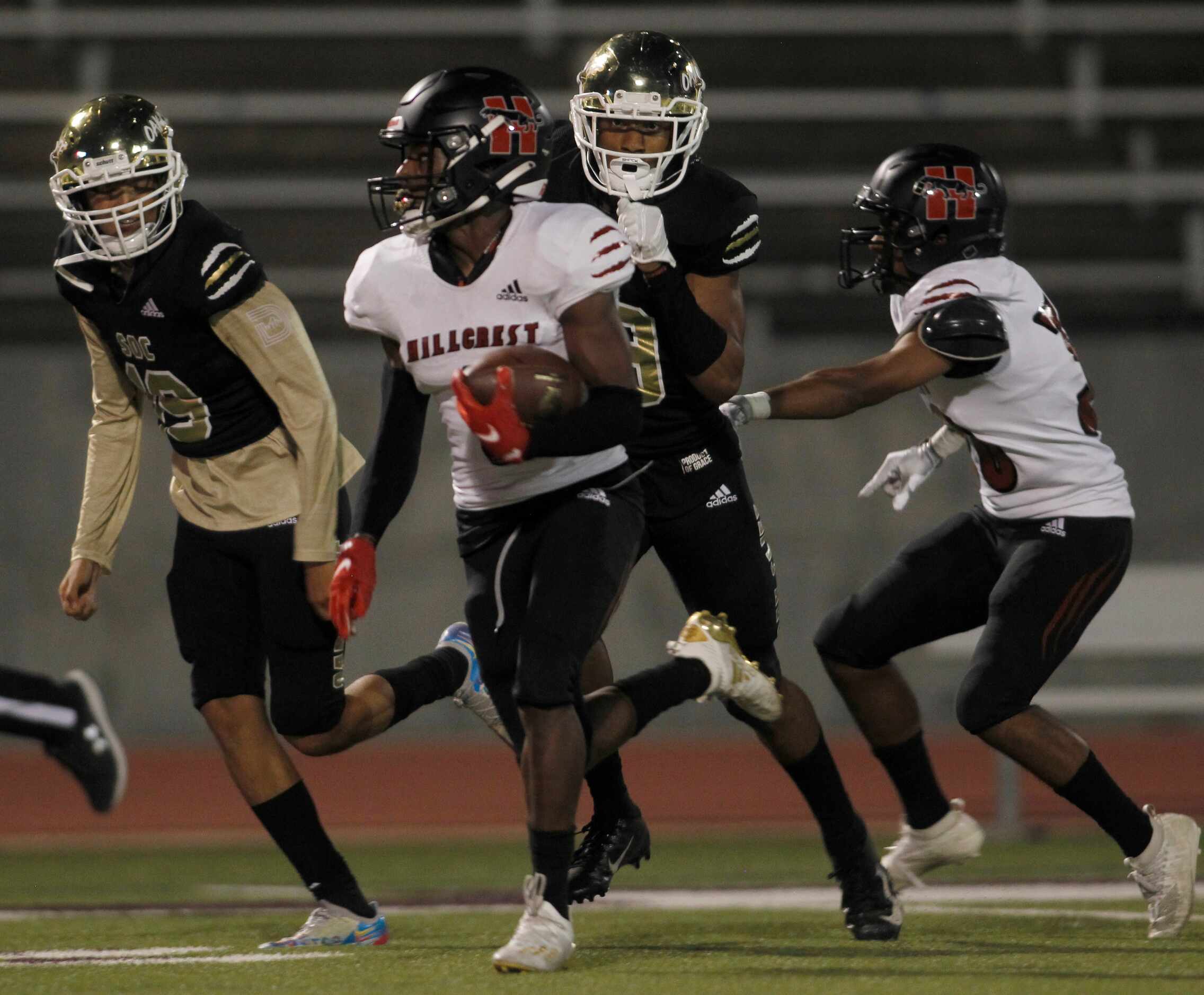 Dallas Hillcrest Jaden Hodge (6) races for a long kickoff return for a touchdown during 2nd...