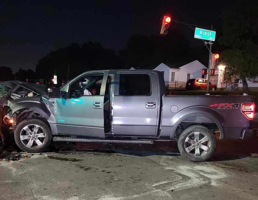 El vehículo del sospechoso, una 2012 Ford F150 FX, luego de chocar en Kiest Blvd. y Marsalis...