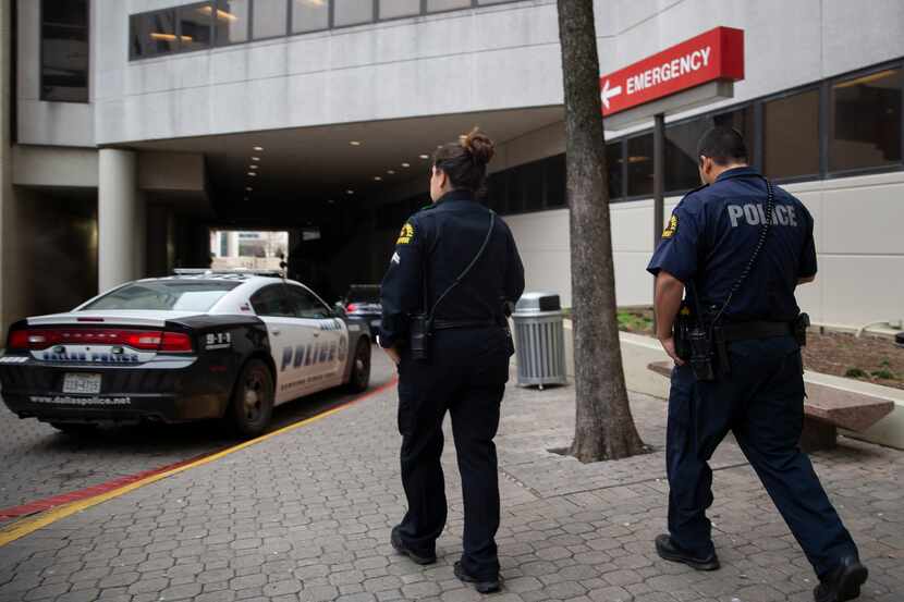 Oficiales de policía abandonan el hospital Baylor University Medical Center, después de la...