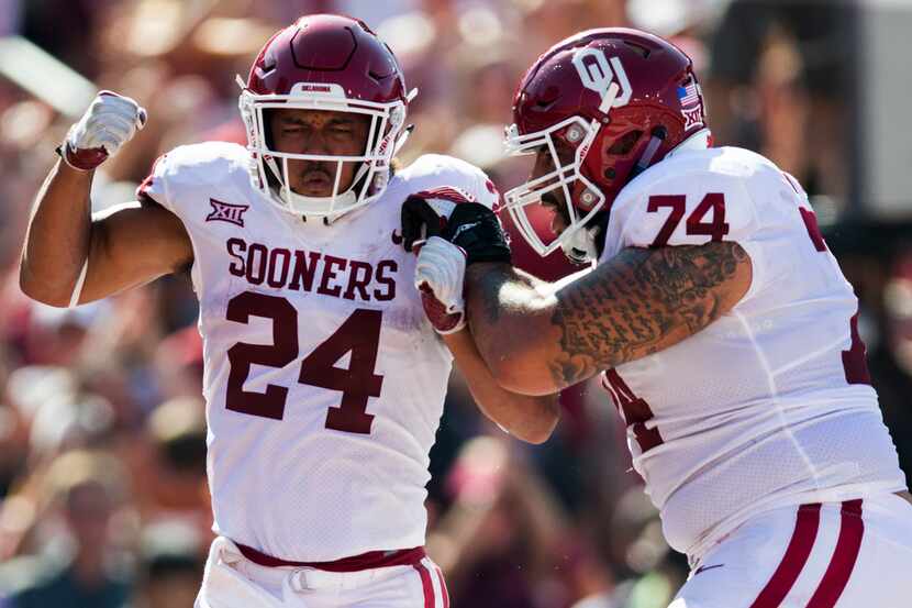 Oklahoma Sooners running back Rodney Anderson (24) celebrates a touchdown with offensive...
