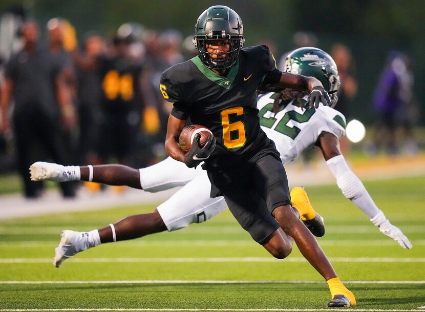 DeSoto wide receiver Crimson Mathis (6) gets past Waxahachie defensive back Calvin...