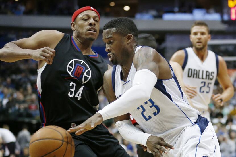 Dallas Mavericks guard Wesley Matthews (23) attempts to move the ball by Los Angeles...