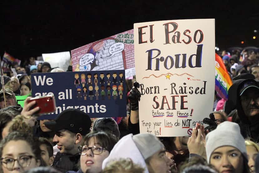 Residentes de El Paso se manifestaron durante la visita del presidente Donald Trump a esta...