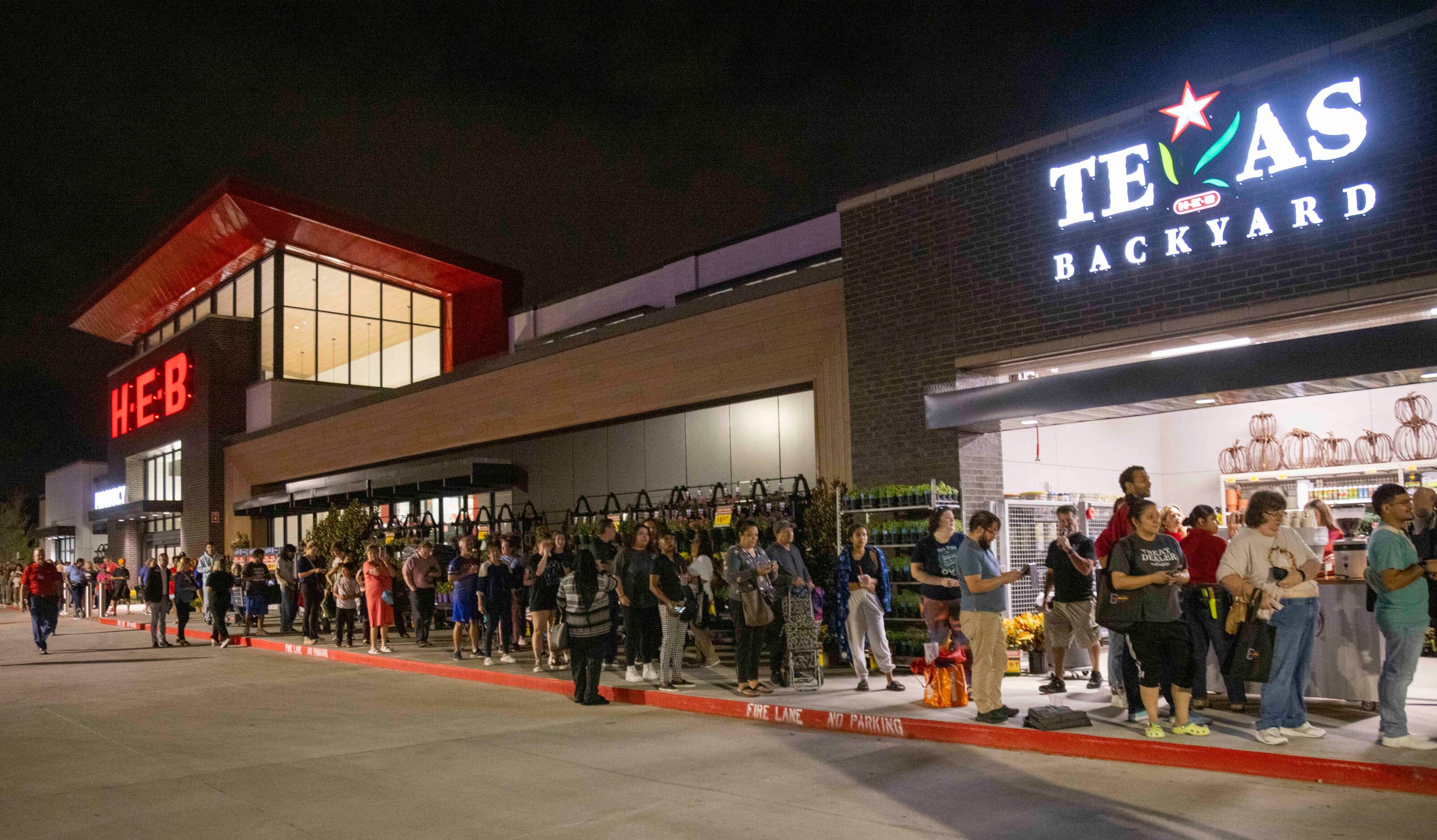 People wait in line before the grand opening of the H-E-B store in Allen on Wednesday, Oct....