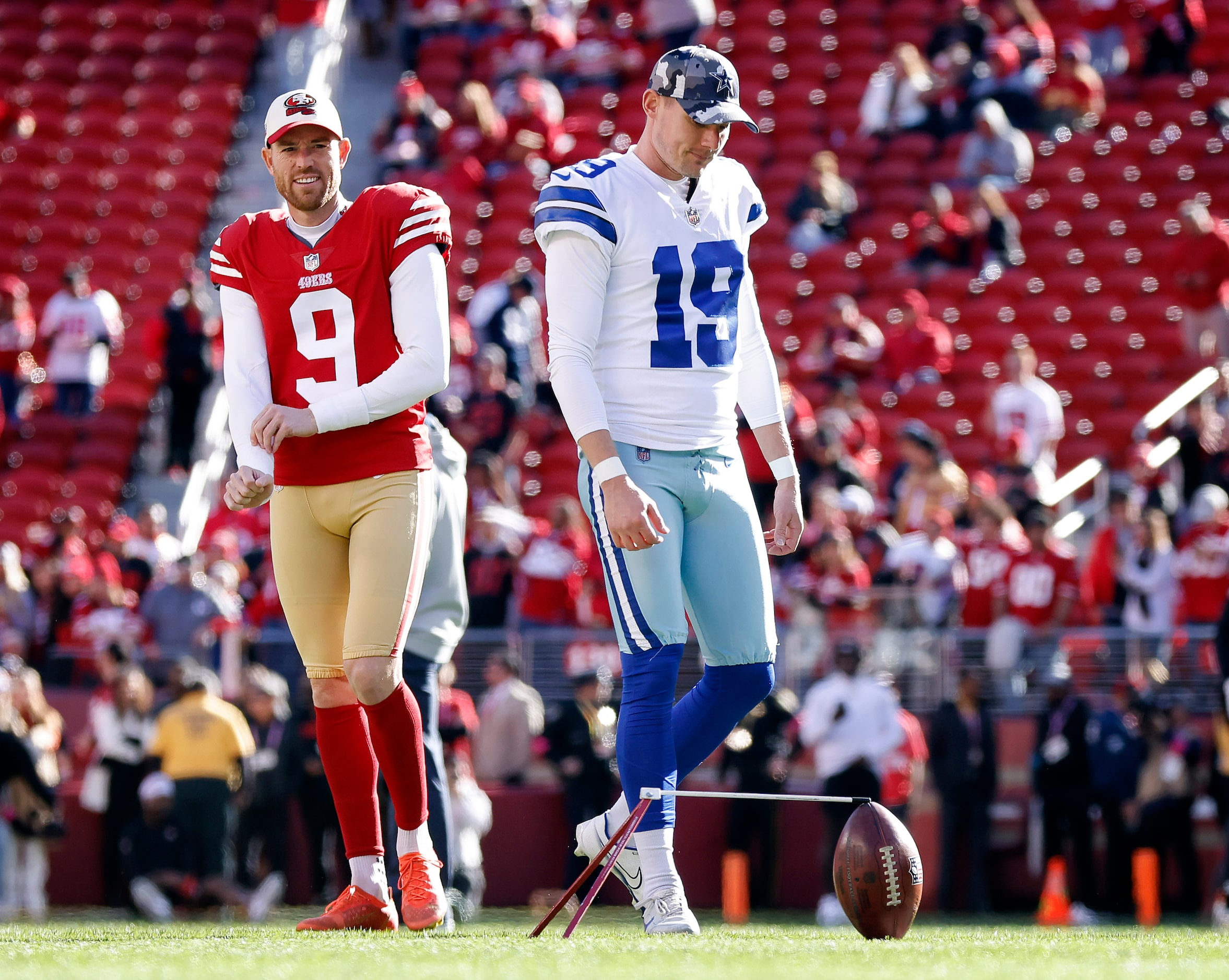 San Francisco 49ers place kicker Robbie Gould (9) and Dallas Cowboys place kicker Brett...