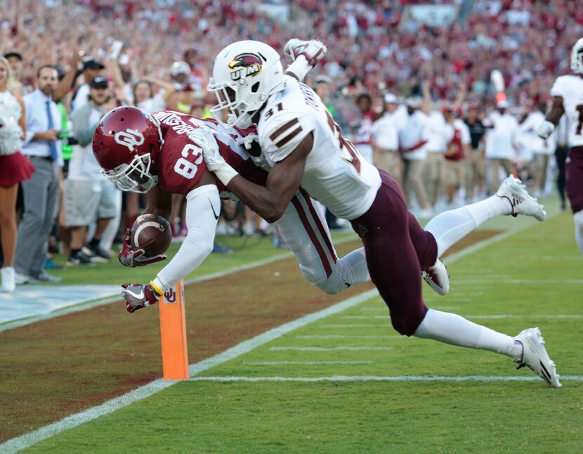 NORMAN, OK - SEPTEMBER 10 :  Wide receiver Nick Basquine #83 of the Oklahoma Sooners dives...