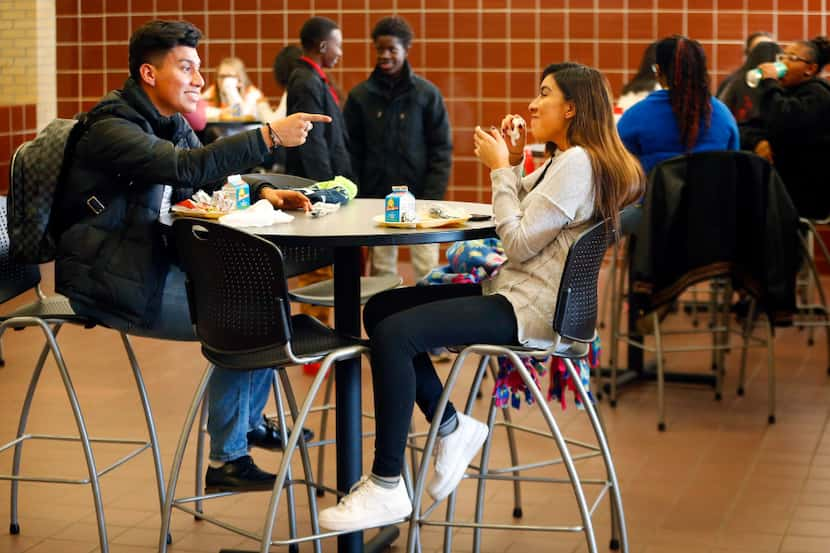 Algunos distritos del Norte de Texas ofrecen almuerzo gratis a todos sus estudiantes. Foto...