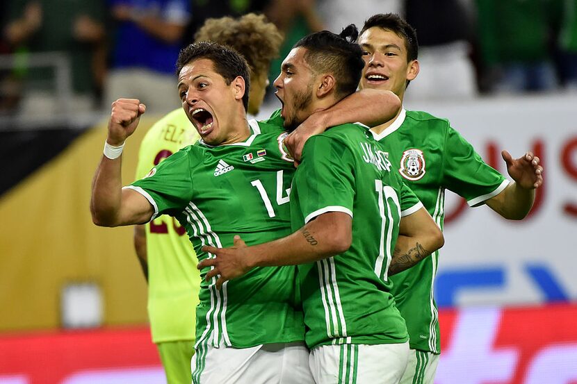 Tecatito Corona y Chicharito Hernández son las figuras del ataque del Tri. Foto GETTY IMAGES