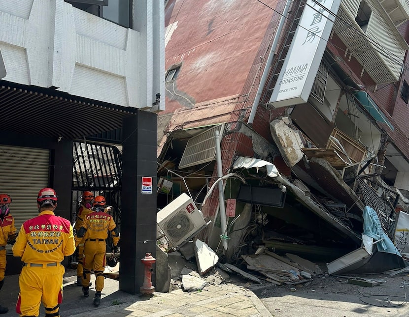 En esta foto cortesía de la Agencia Nacional de Bomberos, se ve a un equipo de rescate...