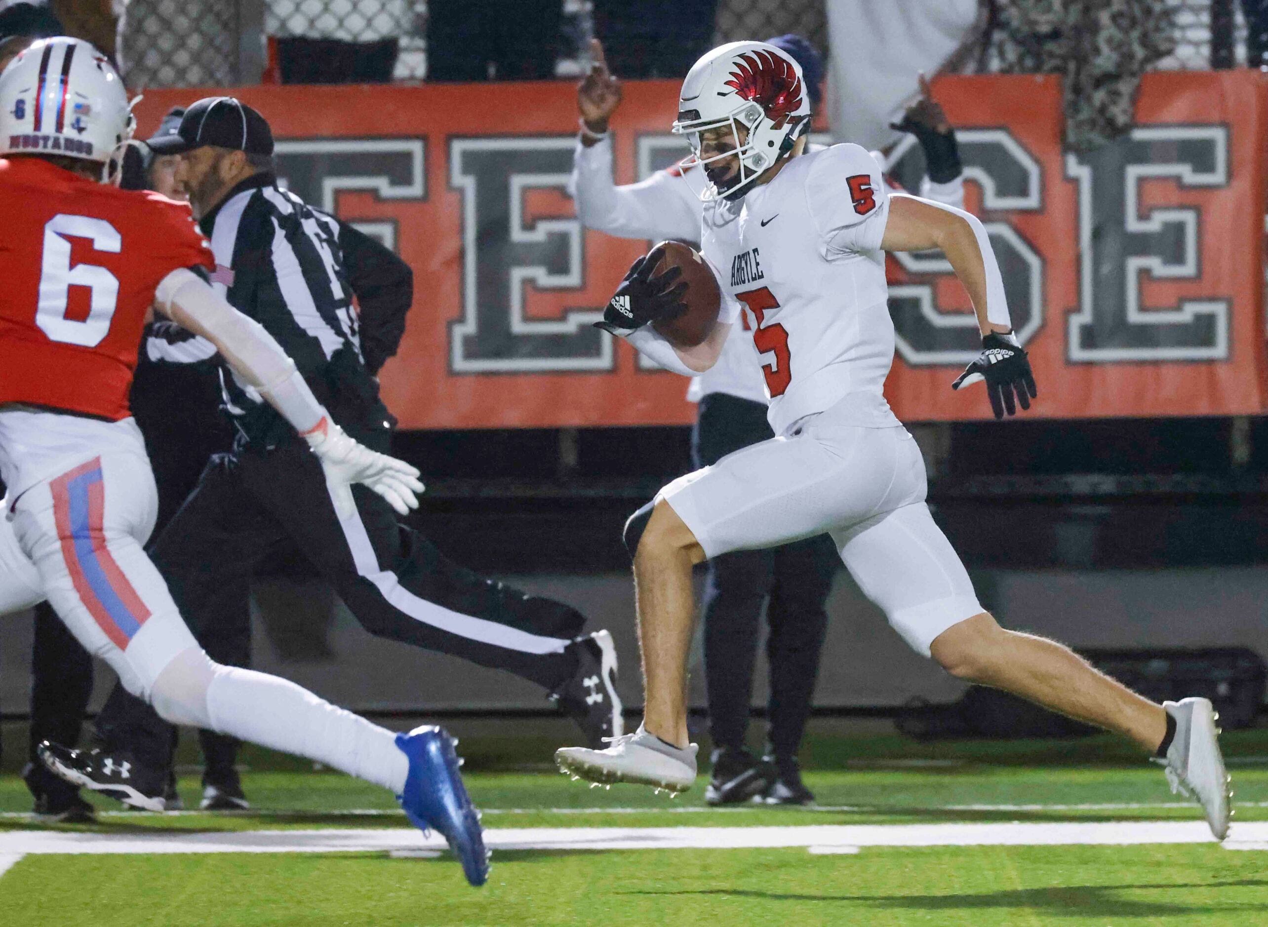 Argyle high’s Will Hodson (5) runs to complete a touchdown against Grapevine High during the...