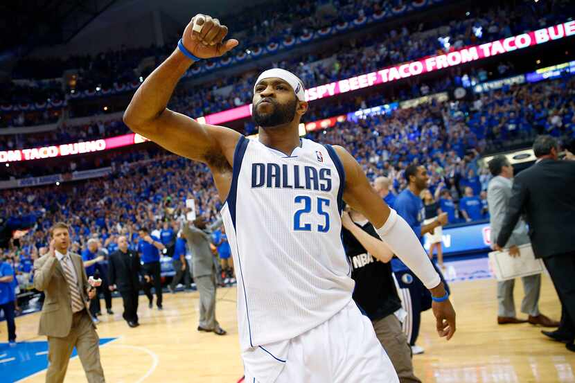 Dallas Mavericks guard Vince Carter (25) beats his chest and acknowledges the cheers from...