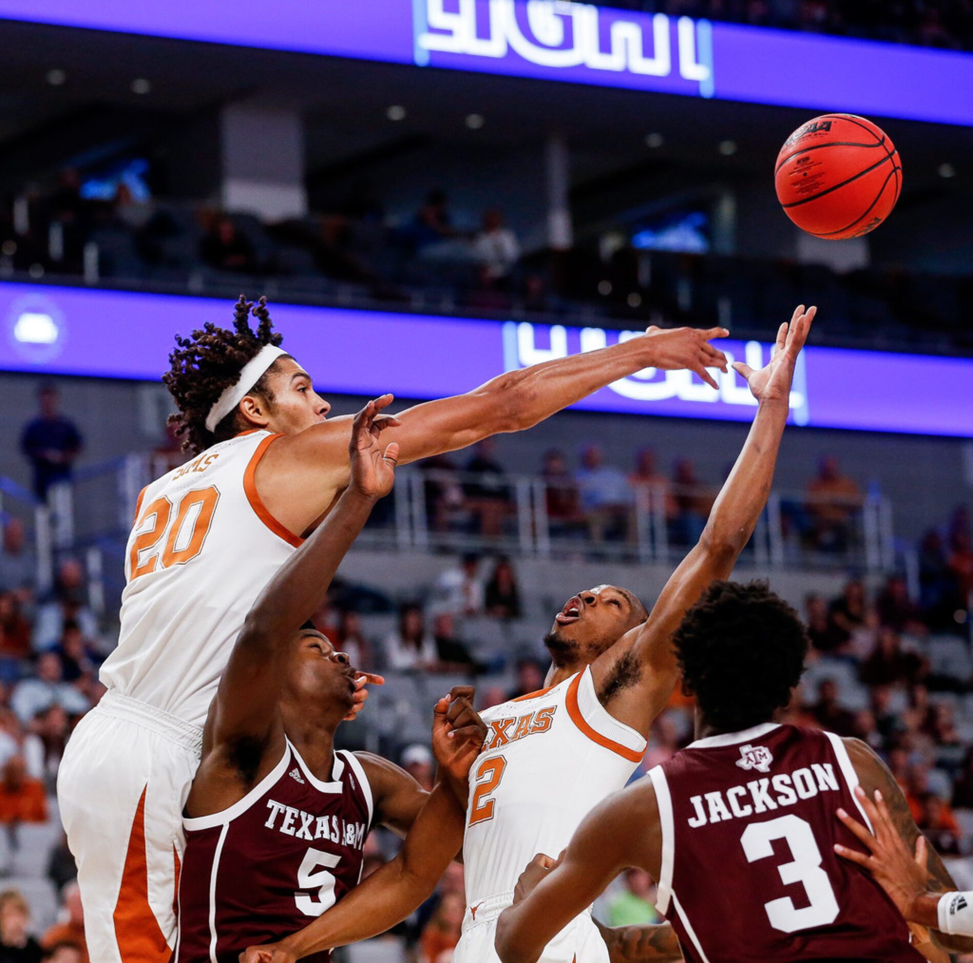 Texas Longhorns forward Jericho Sims (20) and guard Matt Coleman III (2) grapple for a...